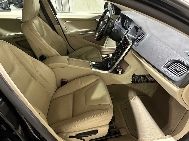 Volvo v60 2.4 d6 awd plug-in hybrid summum 215pk 2013, 9-spl-27 - afbeelding 49 van  56
