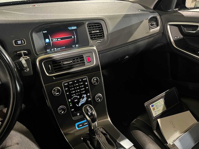 Volvo v60 2.4 d6 awd plug-in summum, 8-tgh-56 - afbeelding 3 van  14