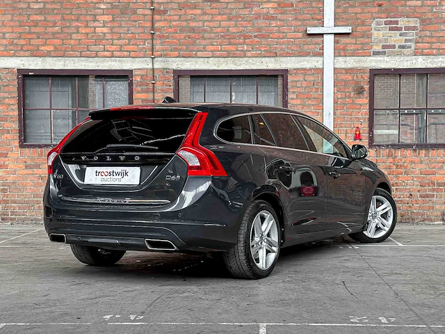 Volvo v60 2.4 d6 twin engine momentum 220pk 2015, hn-681-h - afbeelding 2 van  44
