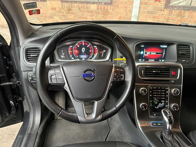 Volvo v60 2.4 d6 twin engine momentum 220pk 2015, hn-681-h - afbeelding 11 van  44