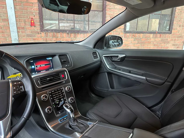 Volvo v60 2.4 d6 twin engine momentum 220pk 2015, hn-681-h - afbeelding 13 van  44