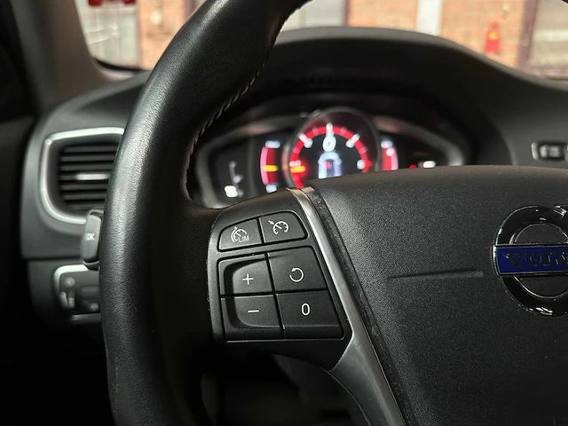 Volvo v60 2.4 d6 twin engine momentum 220pk 2015, hn-681-h - afbeelding 15 van  44