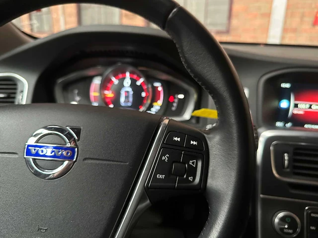 Volvo v60 2.4 d6 twin engine momentum 220pk 2015, hn-681-h - afbeelding 16 van  44