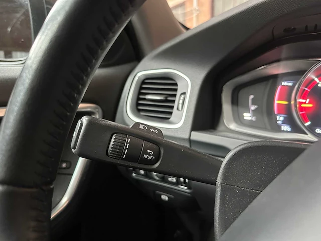 Volvo v60 2.4 d6 twin engine momentum 220pk 2015, hn-681-h - afbeelding 17 van  44