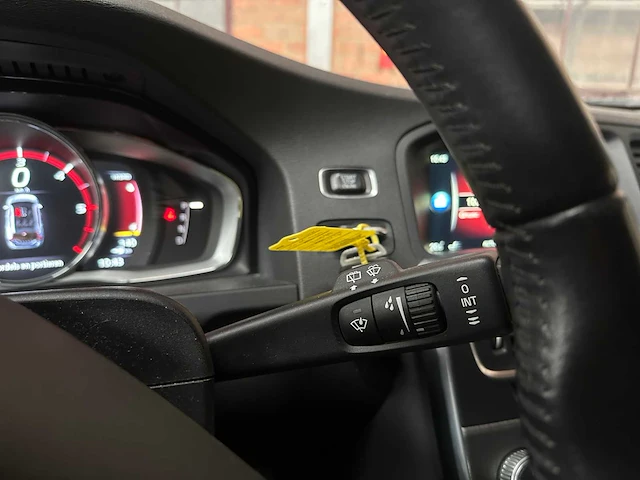 Volvo v60 2.4 d6 twin engine momentum 220pk 2015, hn-681-h - afbeelding 18 van  44