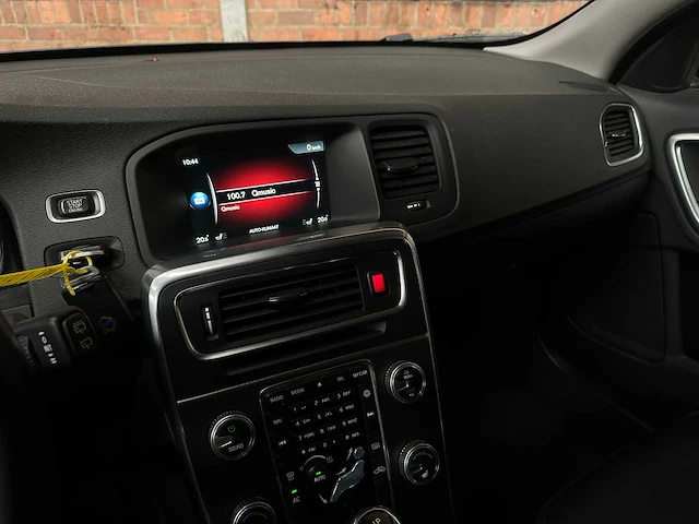 Volvo v60 2.4 d6 twin engine momentum 220pk 2015, hn-681-h - afbeelding 22 van  44