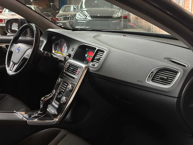 Volvo v60 2.4 d6 twin engine momentum 220pk 2015, hn-681-h - afbeelding 31 van  44