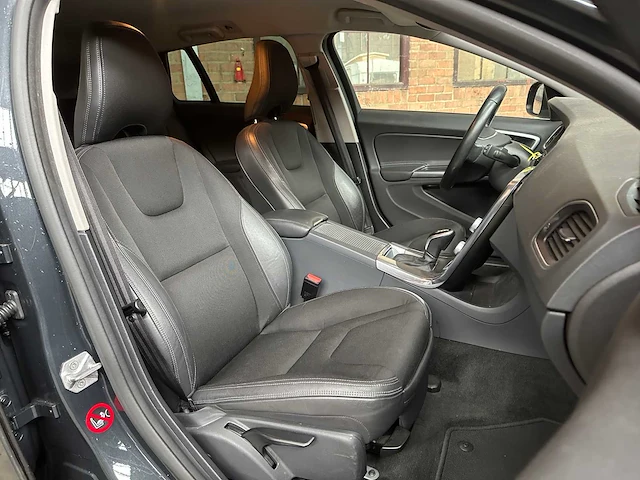 Volvo v60 2.4 d6 twin engine momentum 220pk 2015, hn-681-h - afbeelding 36 van  44