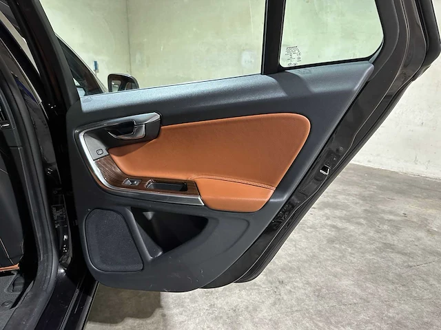 Volvo v60 2.4 d6 twin engine summum 220pk 2015 plug-in hybrid, hr-946-f - afbeelding 31 van  42