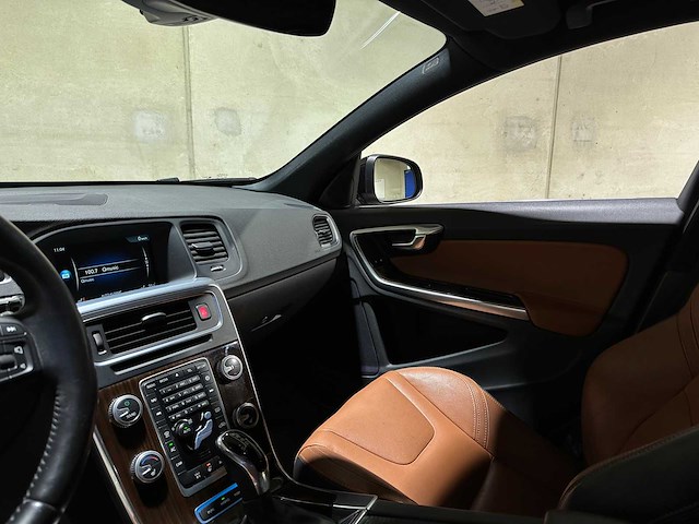 Volvo v60 2.4 d6 twin engine summum 220pk 2015 plug-in hybrid, hr-946-f - afbeelding 13 van  42