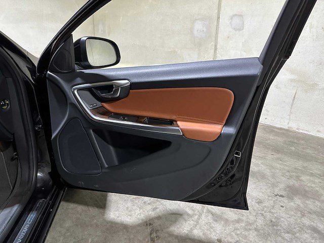Volvo v60 2.4 d6 twin engine summum 220pk 2015 plug-in hybrid, hr-946-f - afbeelding 33 van  42
