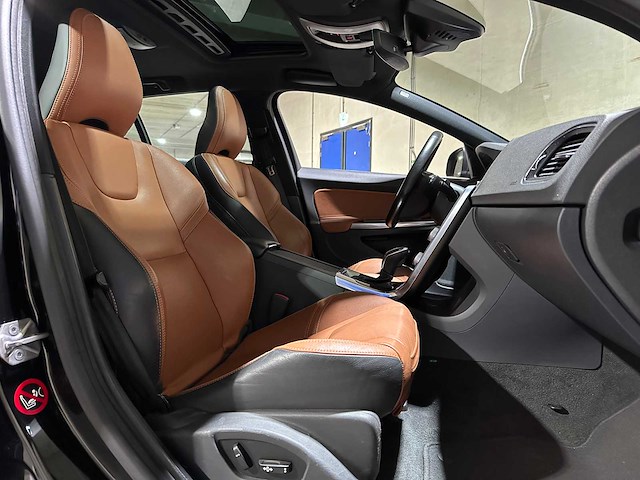 Volvo v60 2.4 d6 twin engine summum 220pk 2015 plug-in hybrid, hr-946-f - afbeelding 35 van  42