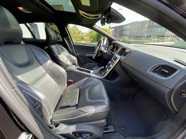 Volvo v60 d6 twin engine - personenauto - 2016 - afbeelding 15 van  48