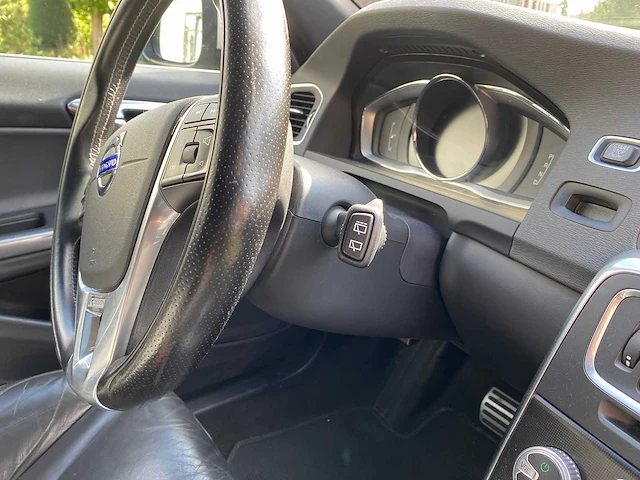 Volvo v60 d6 twin engine - personenauto - 2016 - afbeelding 19 van  48