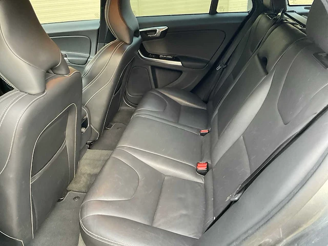 Volvo v60 personenauto - afbeelding 15 van  15