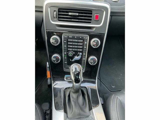 Volvo v60 personenauto - afbeelding 9 van  15