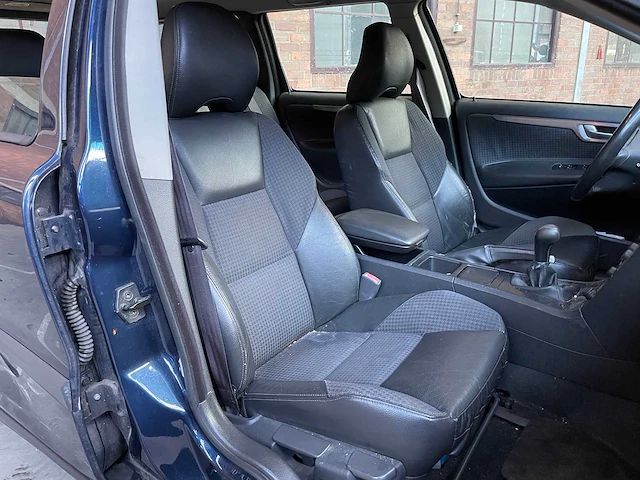 Volvo v70 2.4 comfort line 140pk 2003 (origineel-nl), 73-lz-lf - afbeelding 31 van  42