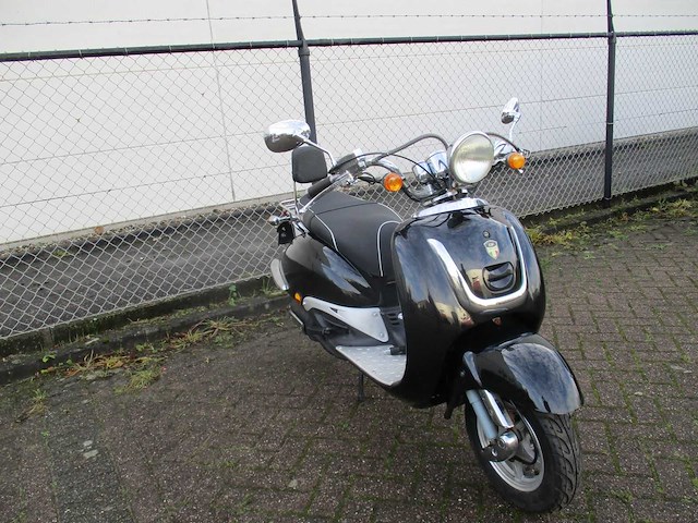 Vom bella - bromscooter - exclusieve retro - scooter - afbeelding 8 van  12