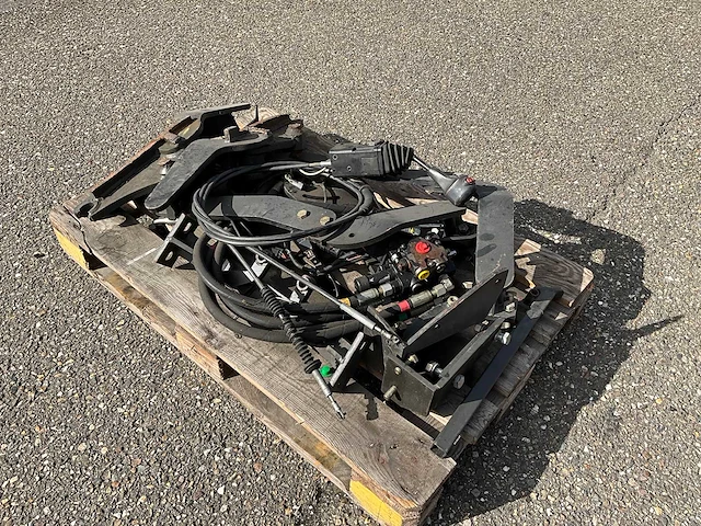 Voorlader aanbouw bevestiging - afbeelding 1 van  7