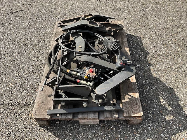 Voorlader aanbouw bevestiging - afbeelding 2 van  7