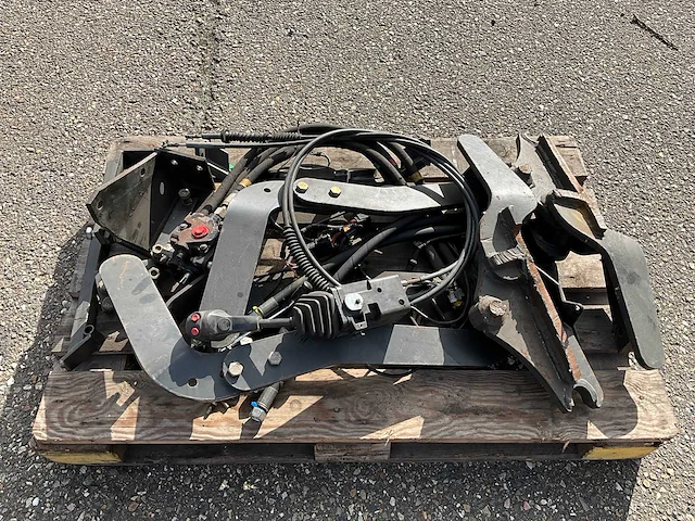 Voorlader aanbouw bevestiging - afbeelding 3 van  7