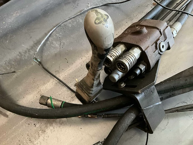 Voorlader hydraulische stuurventiel met joystick - voorladers en accessoires - afbeelding 1 van  11