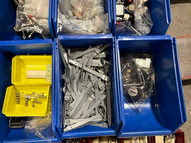 Voorraad elektra en toebehoren - afbeelding 12 van  13