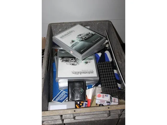 Voorraad mercedes benz miniaturen en gadgets w.o. mokken, keycords, jojo's, aanstekers, pennen, poppen etc.... - afbeelding 2 van  17