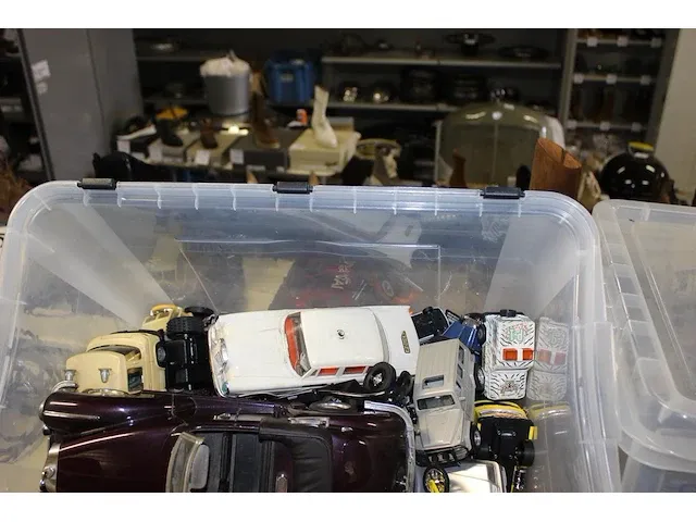 Voorraad mercedes benz miniaturen en gadgets w.o. mokken, keycords, jojo's, aanstekers, pennen, poppen etc.... - afbeelding 3 van  17