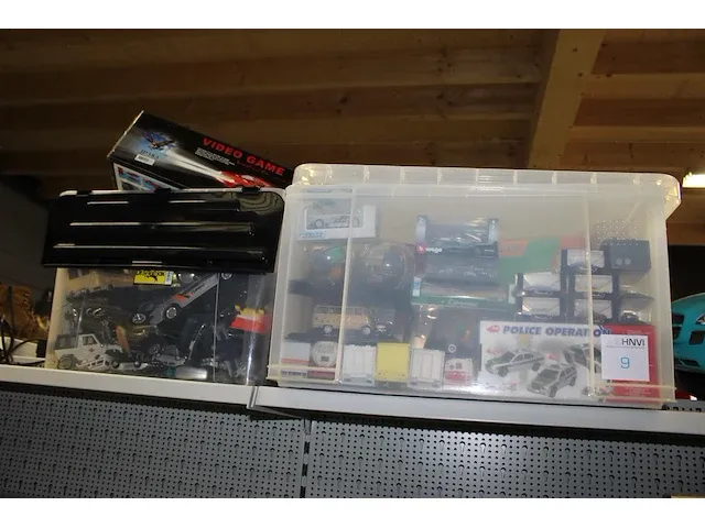 Voorraad mercedes benz miniaturen en gadgets w.o. mokken, keycords, jojo's, aanstekers, pennen, poppen etc.... - afbeelding 1 van  17