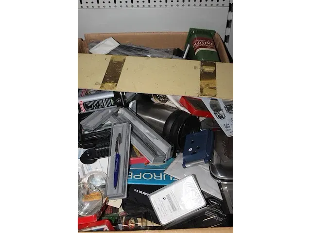 Voorraad mercedes benz miniaturen en gadgets w.o. mokken, keycords, jojo's, aanstekers, pennen, poppen etc.... - afbeelding 16 van  17