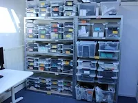 Voorraad test- en ontwikkelingsproducten en onderdelen in 69 kunststof kratten, waaronder kabels, afstandsb... - afbeelding 1 van  6