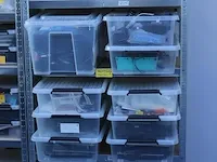 Voorraad test- en ontwikkelingsproducten en onderdelen in 69 kunststof kratten, waaronder kabels, afstandsb... - afbeelding 2 van  6
