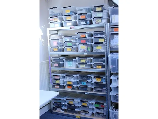 Voorraad test- en ontwikkelingsproducten en onderdelen in 69 kunststof kratten, waaronder kabels, afstandsb... - afbeelding 3 van  6