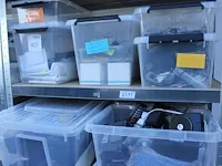Voorraad test- en ontwikkelingsproducten en onderdelen in 69 kunststof kratten, waaronder kabels, afstandsb... - afbeelding 5 van  6