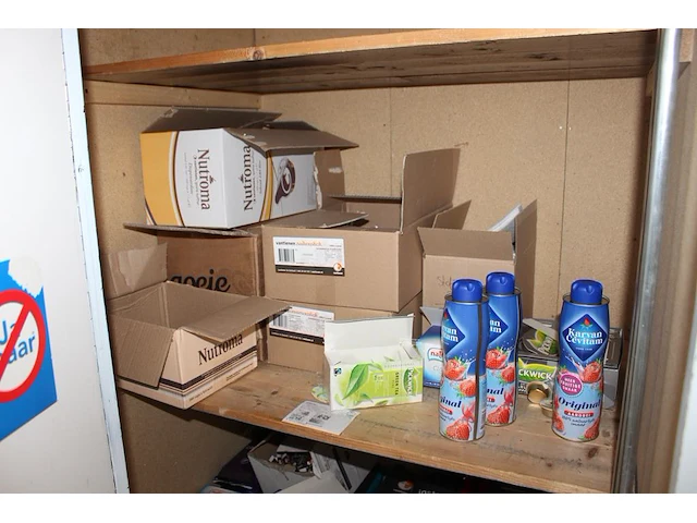 Voorraadkast met koffie en thee producten. - afbeelding 1 van  2