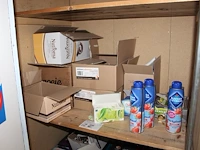 Voorraadkast met koffie en thee producten. - afbeelding 1 van  2
