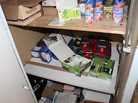 Voorraadkast met koffie en thee producten. - afbeelding 2 van  2
