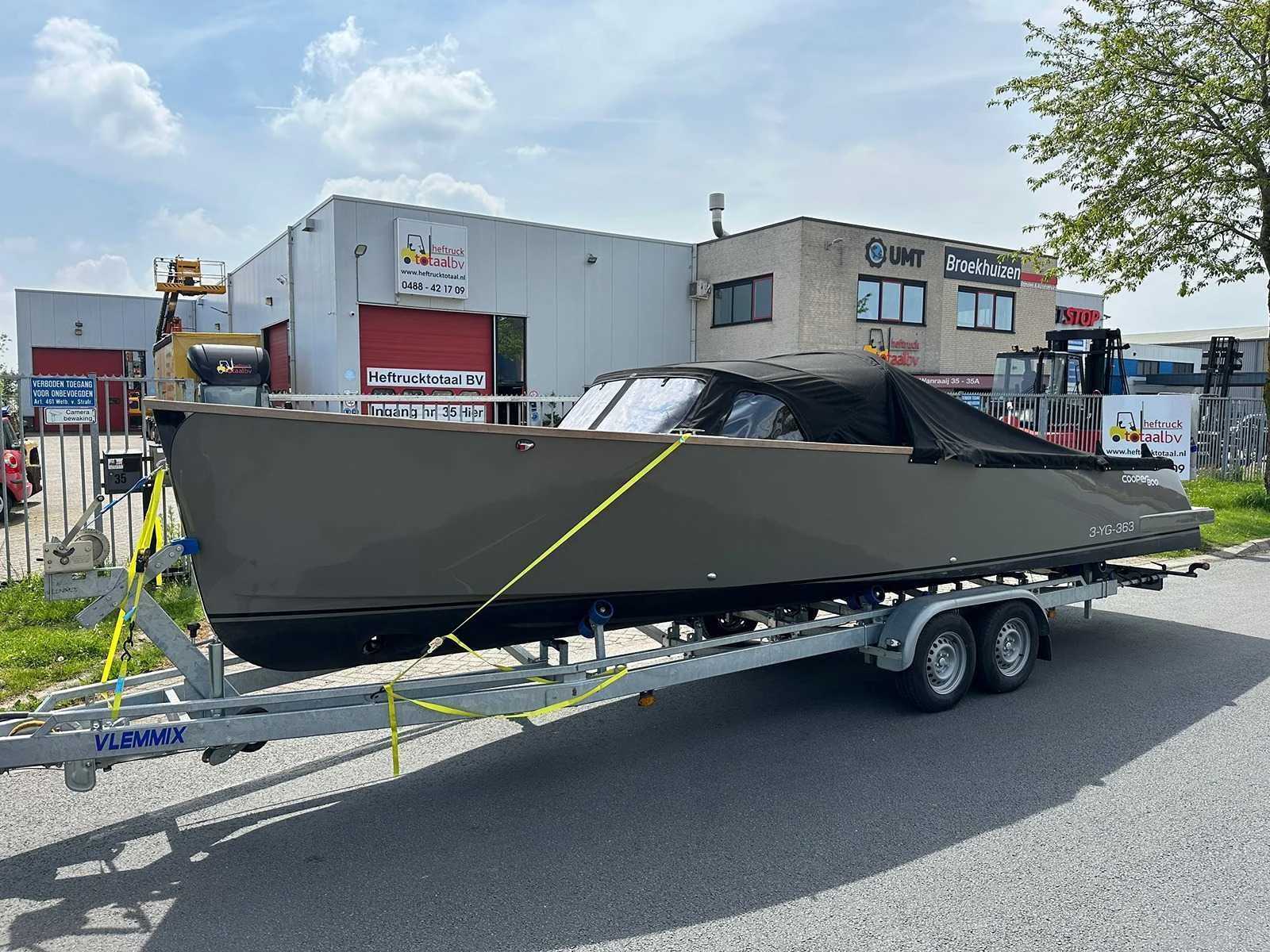 Vorkheftrucks, boten, personenautos, reachtrucks en gereedschappen