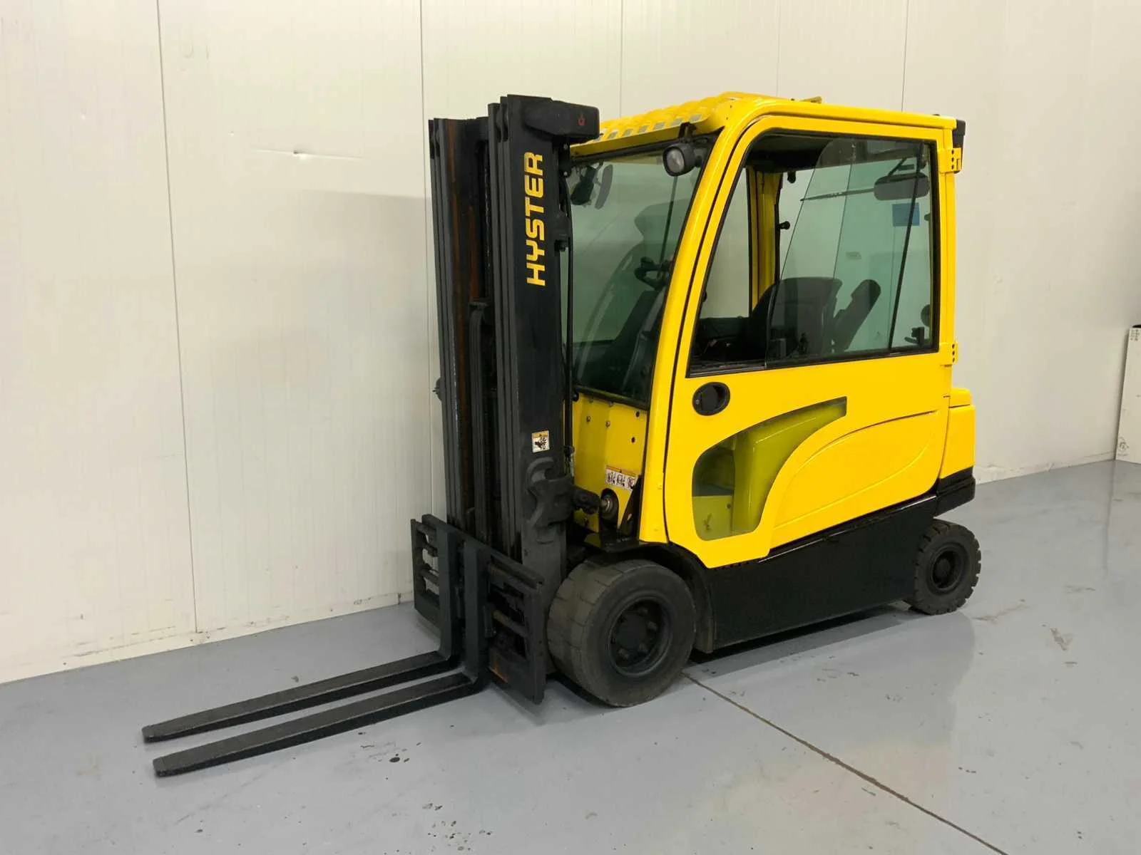 Vorkheftrucks ,elektrische palletwagens, aggregaten, schoonmaakmachines en gereedschappen