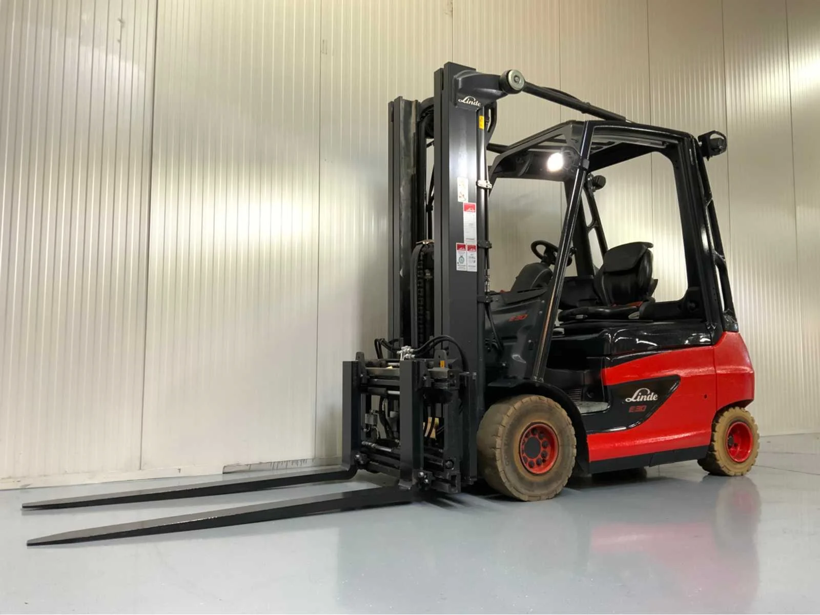 Vorkheftrucks, gereedschappen, schoonmaakmachines en aggregaten
