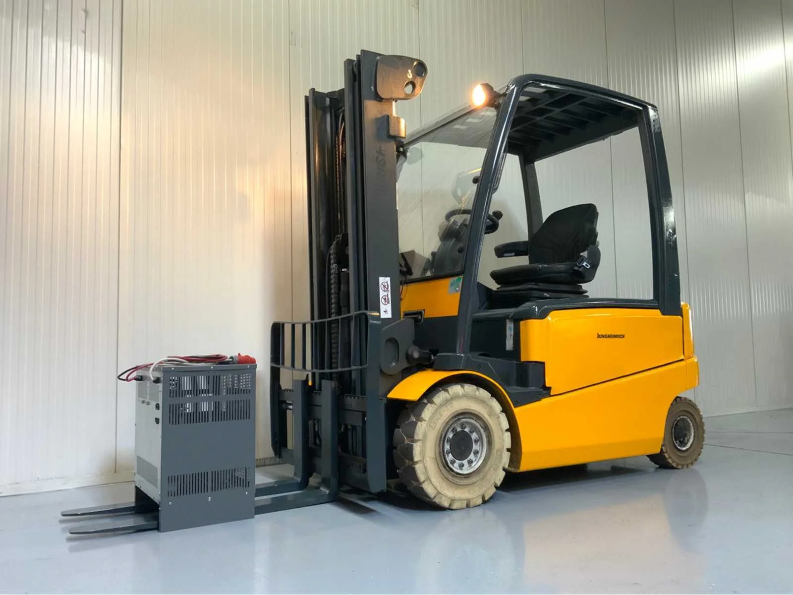 Vorkheftrucks, gereedschappen, schoonmaakmachines en aggregaten