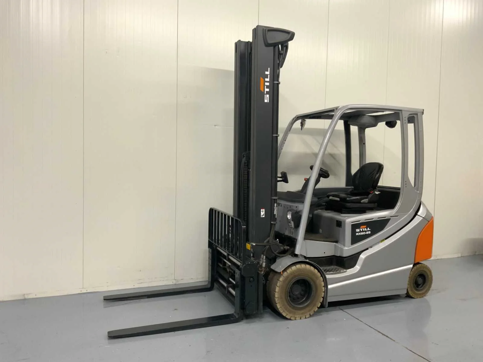 Vorkheftrucks, hoogwerkers, aggregaten, schoonmaakmachines en gereedschappen