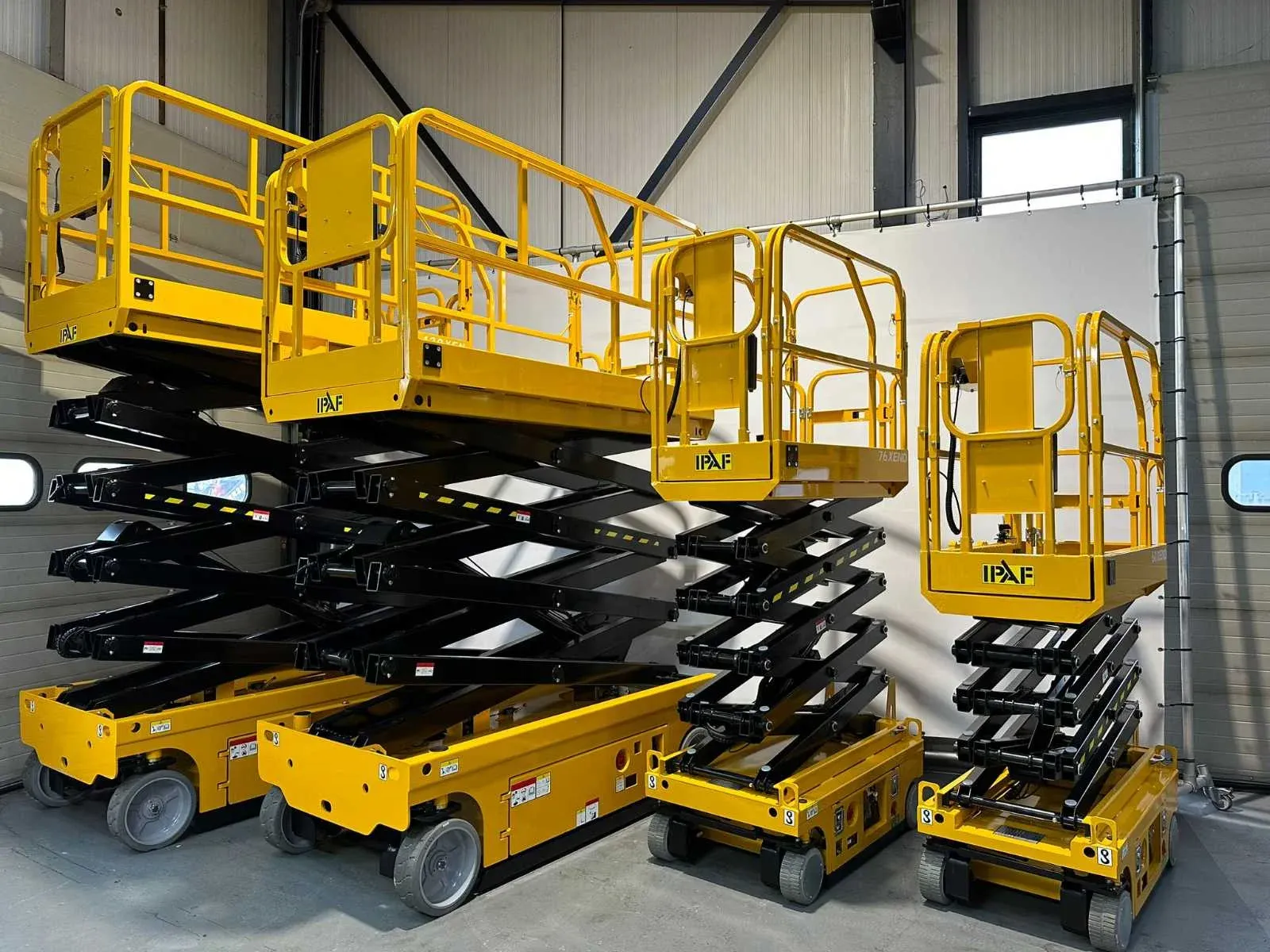 Vorkheftrucks, hoogwerkers, loaders, vrachtwagens en gereedschappen te andelst