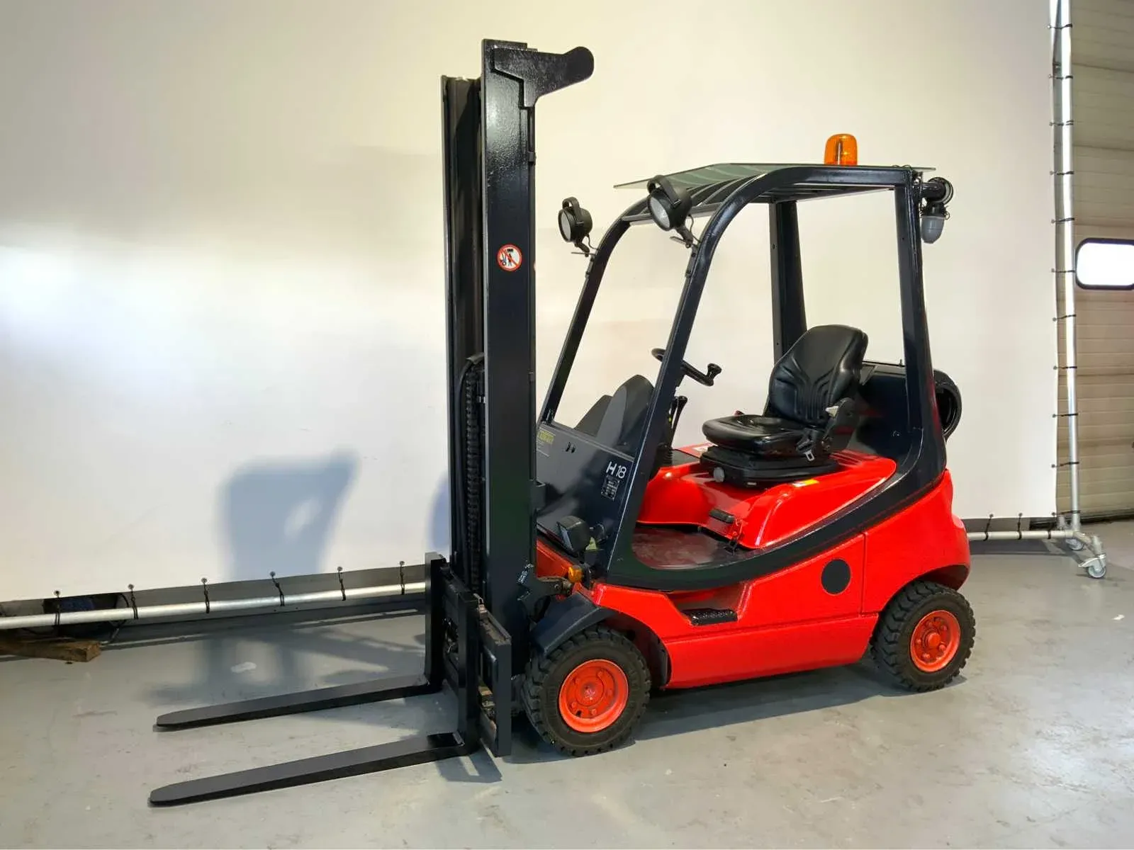 Vorkheftrucks, hoogwerkers, loaders, vrachtwagens en gereedschappen te andelst
