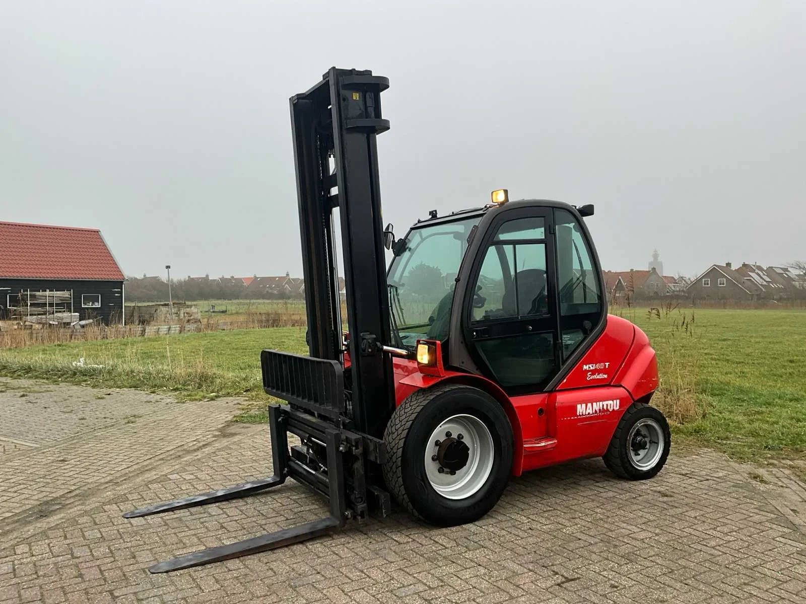 Vorkheftrucks, hoogwerkers, minigraafmachines en bouwgereedschap