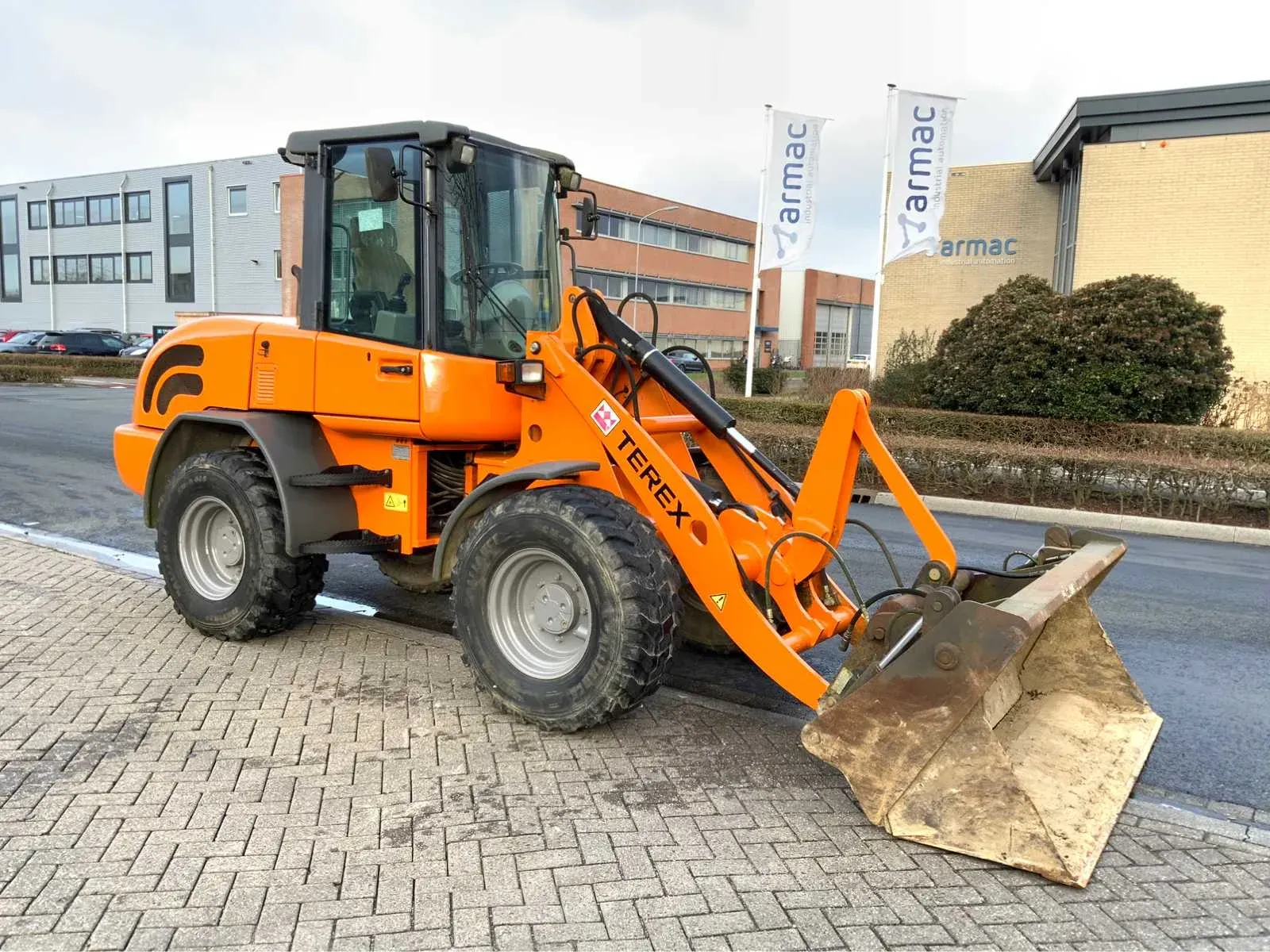 Vorkheftrucks, hoogwerkers, verreikers, vrachtwagens en gereedschappen te andelst