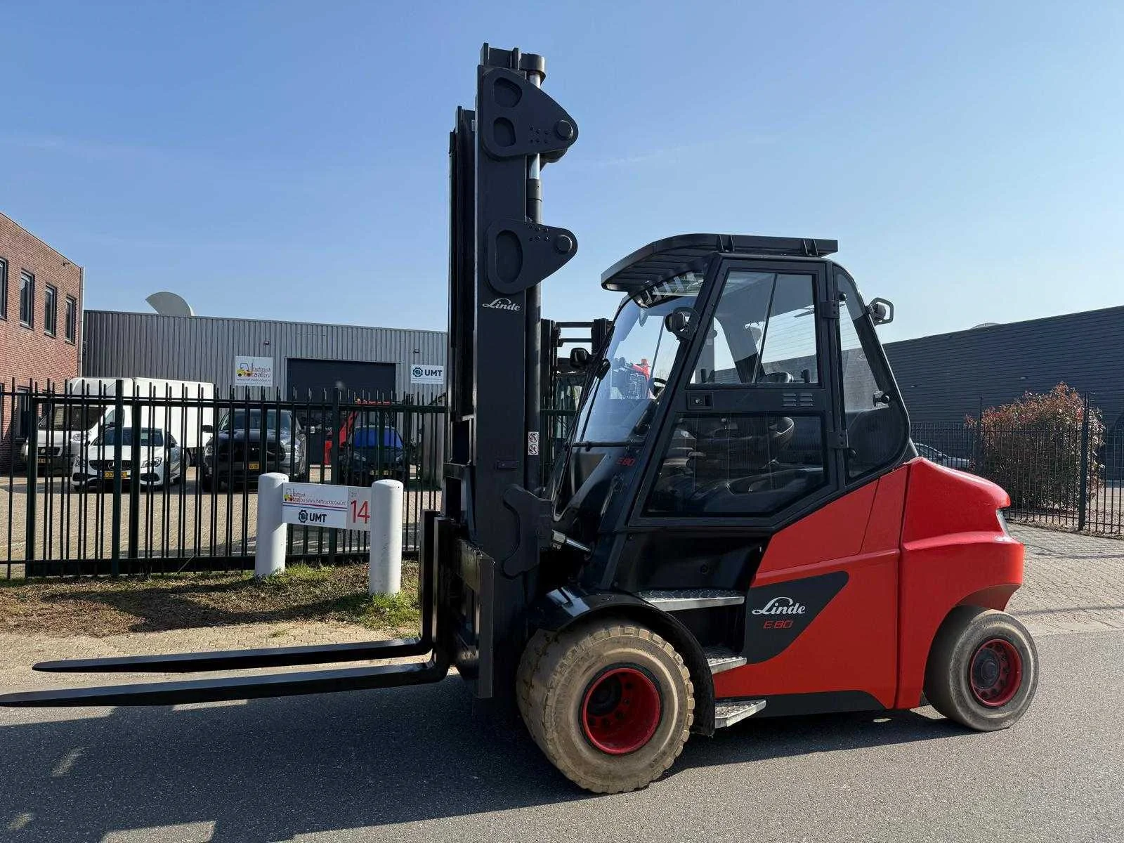Vorkheftrucks, personenwagens, vrachtwagens, juwelen