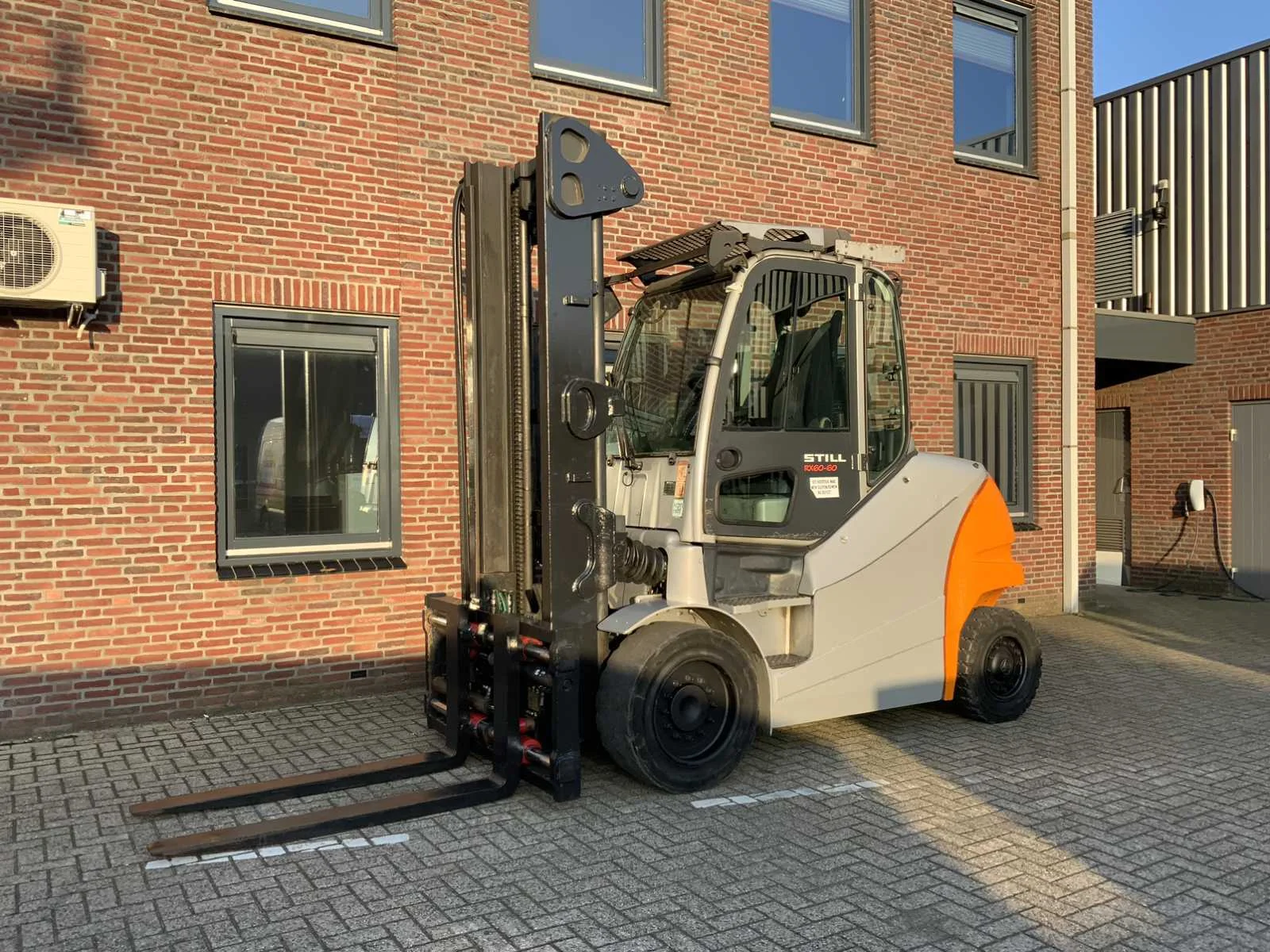 Vorkheftrucks, reachtrucks, diverse kranen, gereedschappen en schoonmaakmachines