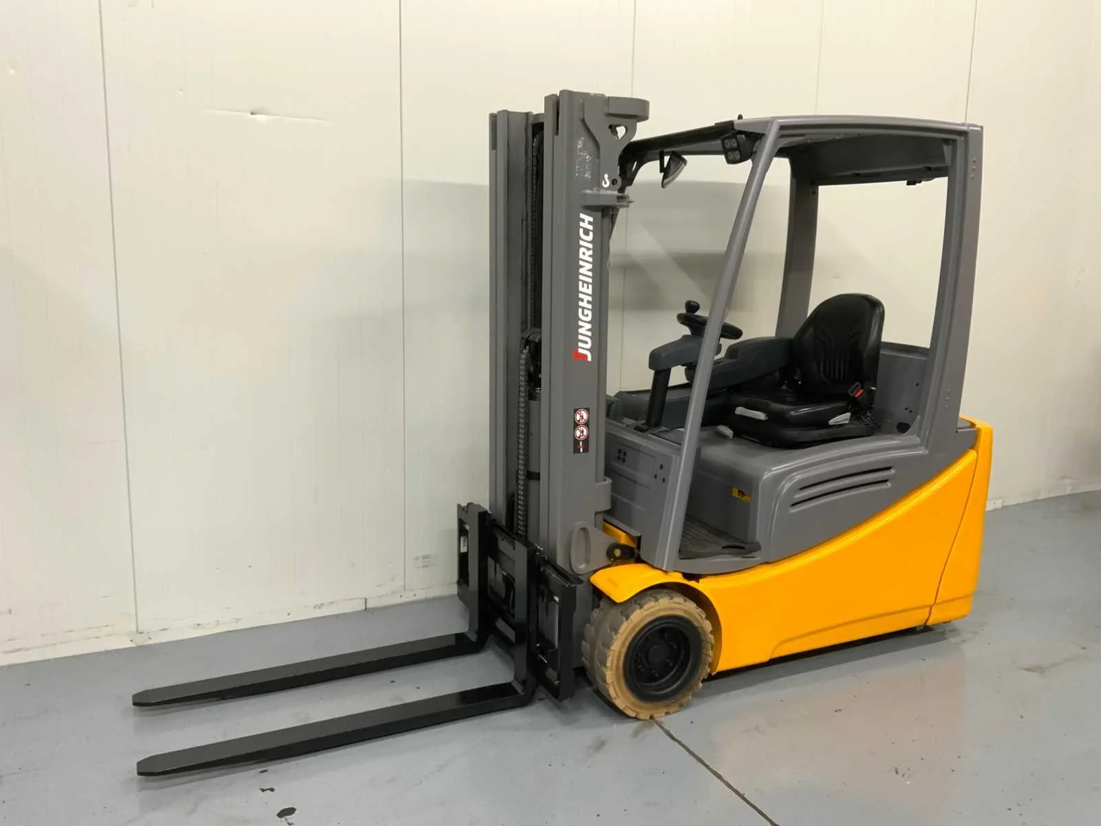 Vorkheftrucks, ringzagen, compressoren, schoonmaakmachines en gereedschappen